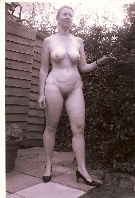 Older Nude Moms Walking Around The House Mega Porn Pics